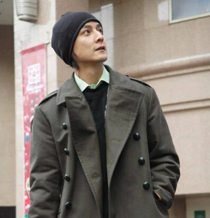 原创吴彦祖生图曝光45岁胡子邋遢发际线堪忧竟意外撞脸赵本山