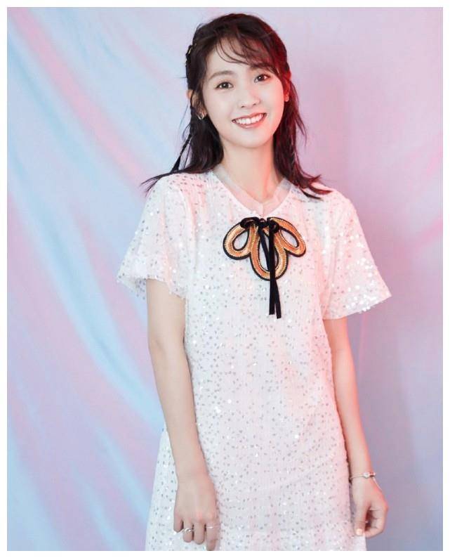 邢菲_穿着_裙子