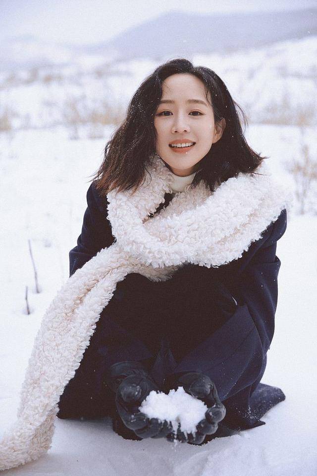 原创张钧甯的雪地照真美穿藏蓝色大衣搭配白色高领毛衣梦幻又唯美