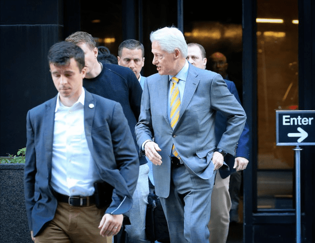 原创74岁希拉里出街穿得好嫩粉色大衣遮肚腩克林顿一身西装依然帅