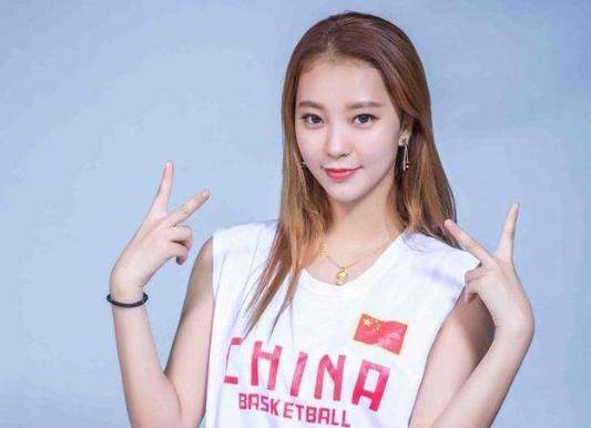 cba最美篮球宝贝颜值身材媲美超模跟她合影需一本正经