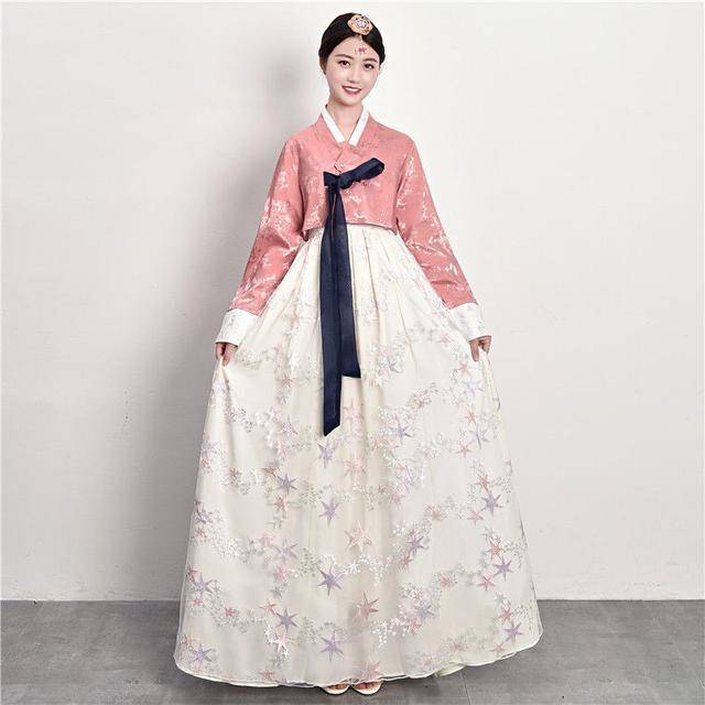 实际上,韩国并没有自己的衣冠制度,韩服是在我明朝服饰基础上才形成的