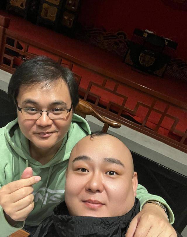 德云社龙字科专场首秀,杨鹤通比学员还紧张,栾云平在线吃瓜_郭德纲