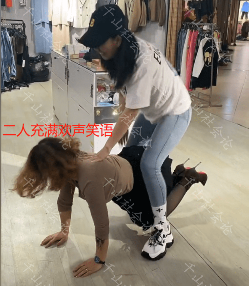 女子穿黑丝短裙趴在闺蜜身下任其在上疯狂摇摆大笑着直拍屁股