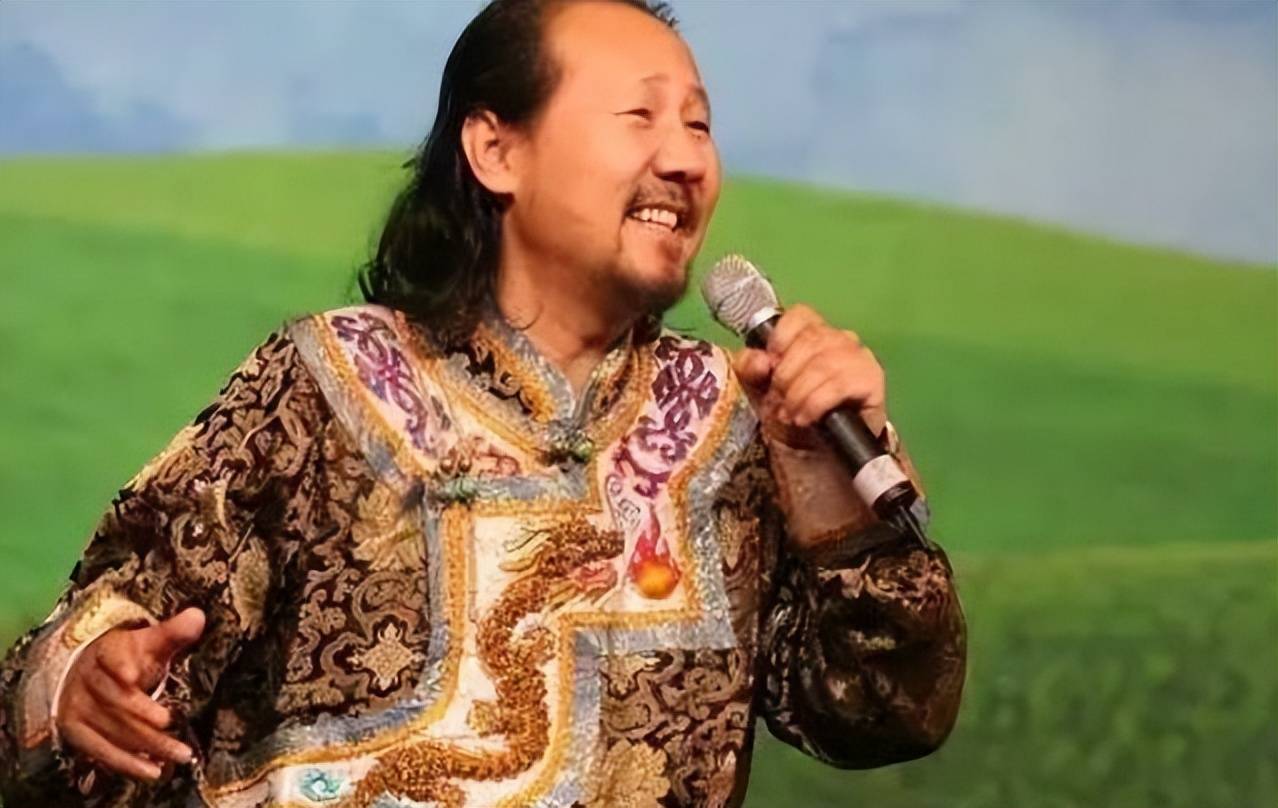 腾格尔,以其粗犷的嗓音和独特的演唱风格,让所有人都对这个蒙古男人