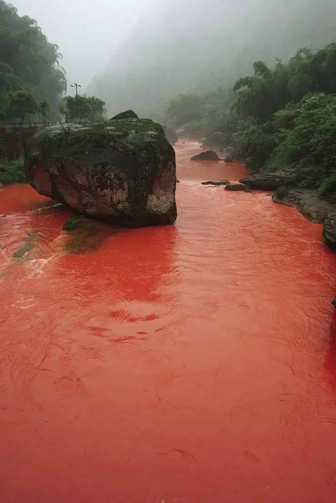 它就是赤虺河,因下雨天河水颜色变红,当地人又称其为赤水河