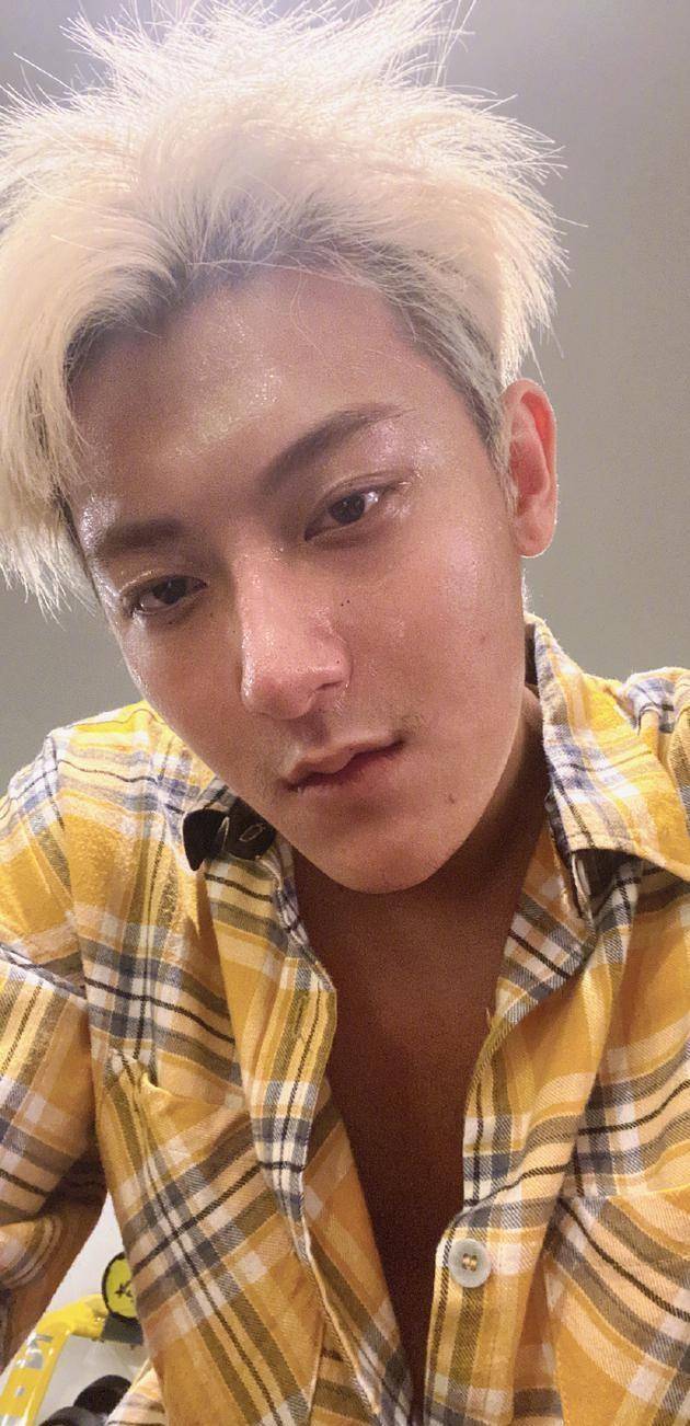 原创男星近照王源身材清瘦黄子韬满头大汗马天宇胡子拉碴