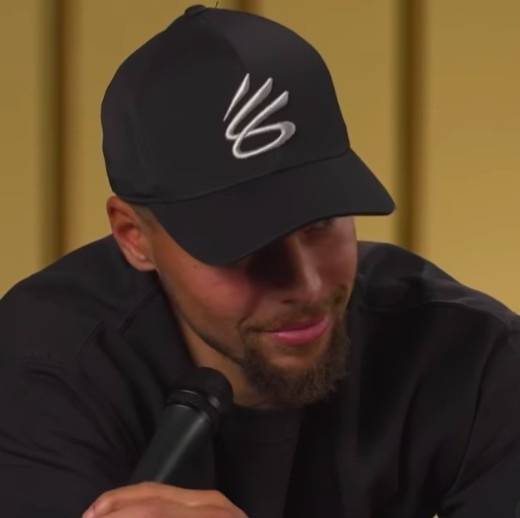 库里大学时詹姆斯送了我一件球衣写着致北卡的篮球皇帝