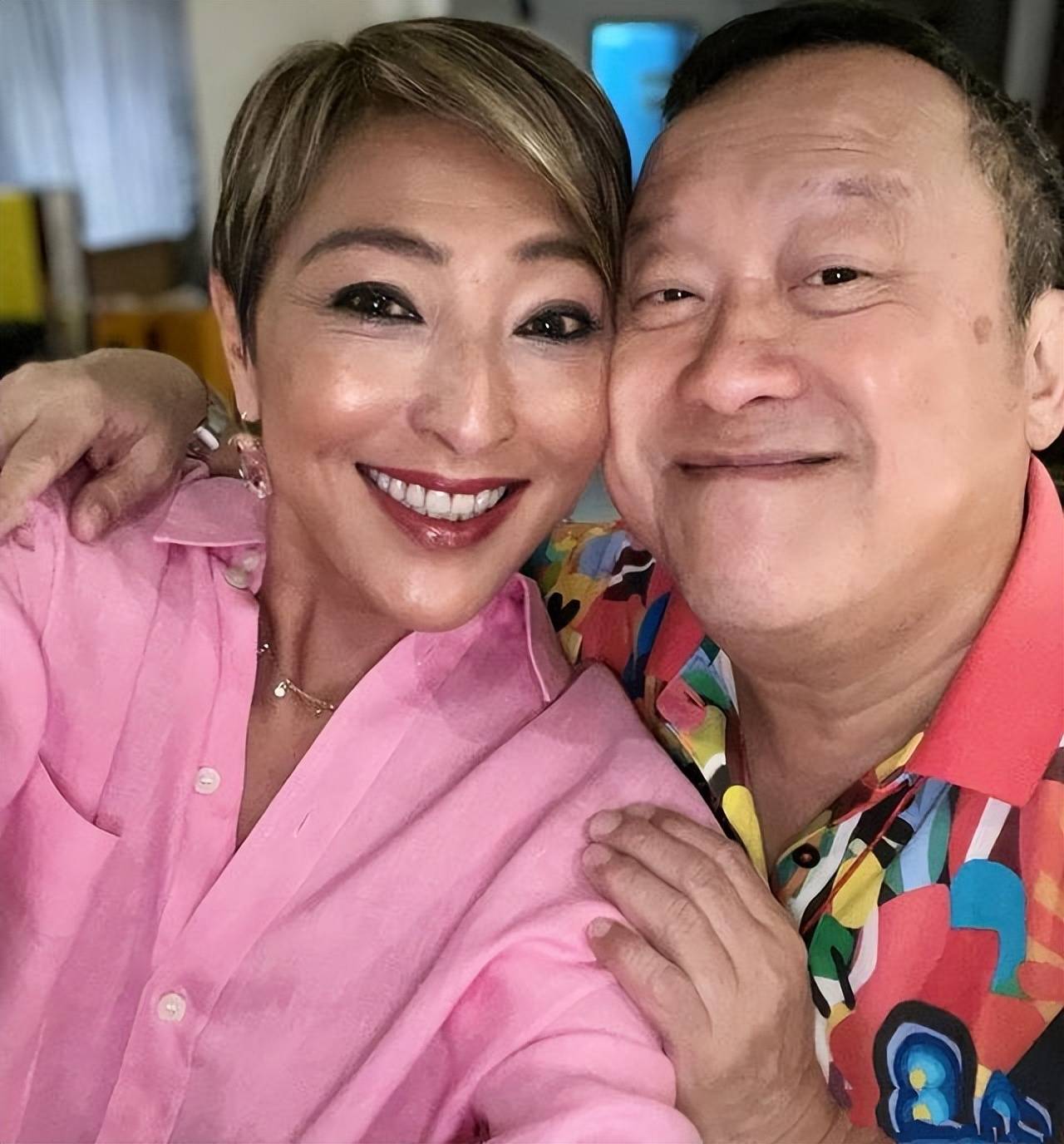 从黄杏秀曝光的画面可以看出当天的曾志伟身穿花衬衫出镜搭配白裤子