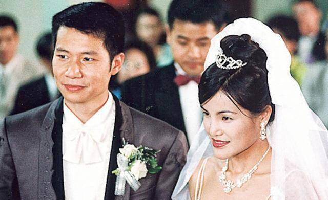 原创郑子诚妻子罕露面皱纹明显但气质优雅被反派丈夫宠了17年