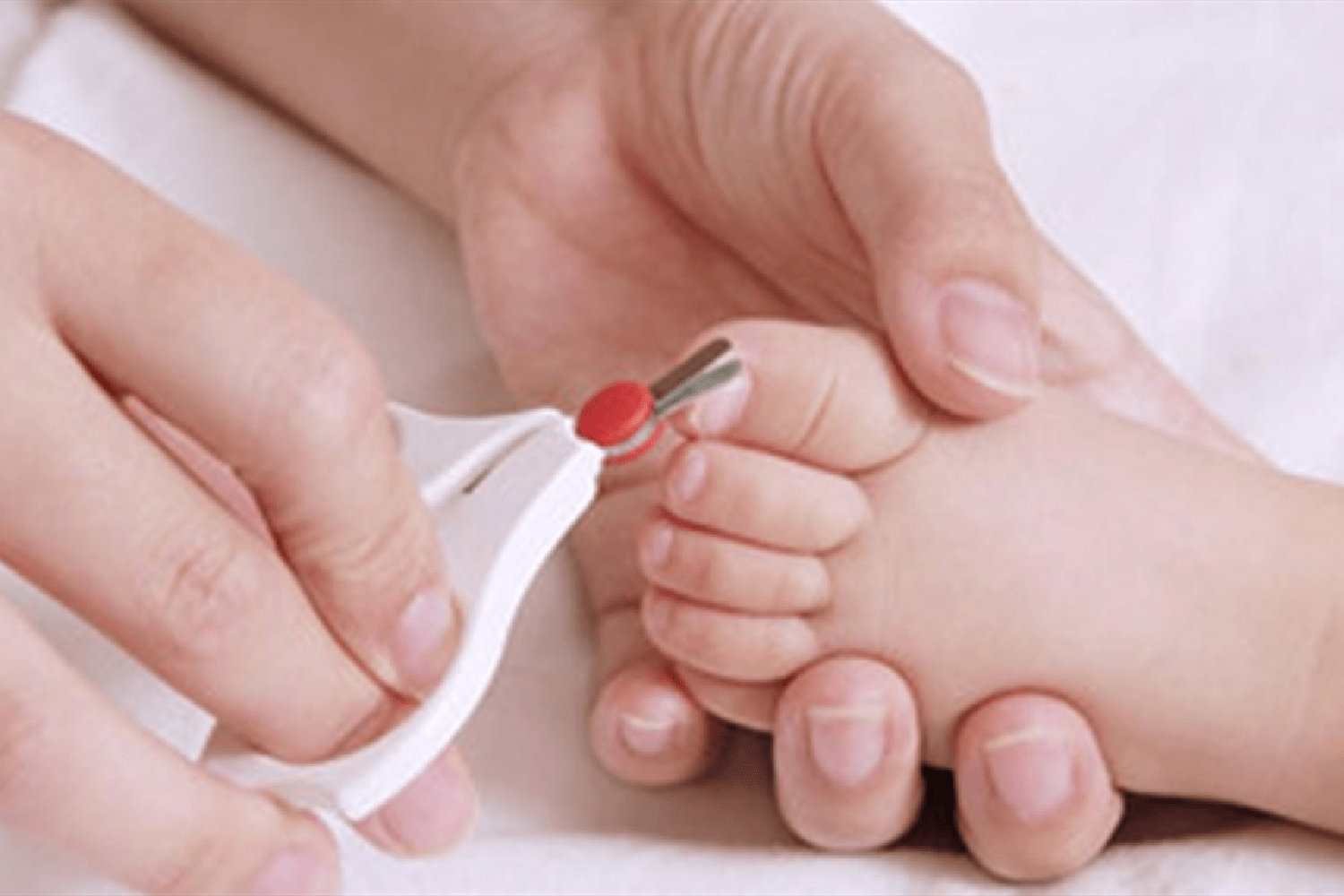 原创给宝宝剪指甲可不只是一剪子的事方式不对可能导致甲沟炎