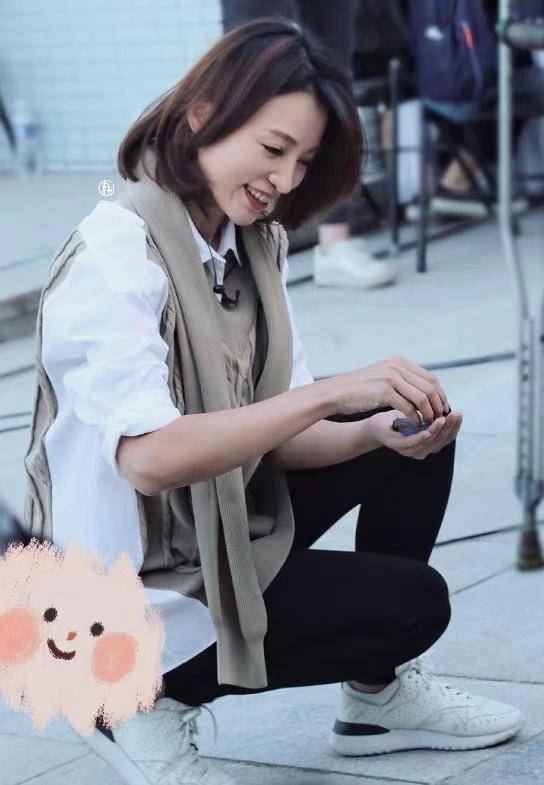 原创董卿真是主持界的气质担当拼接衬衫配小脚裤穿出高级气质