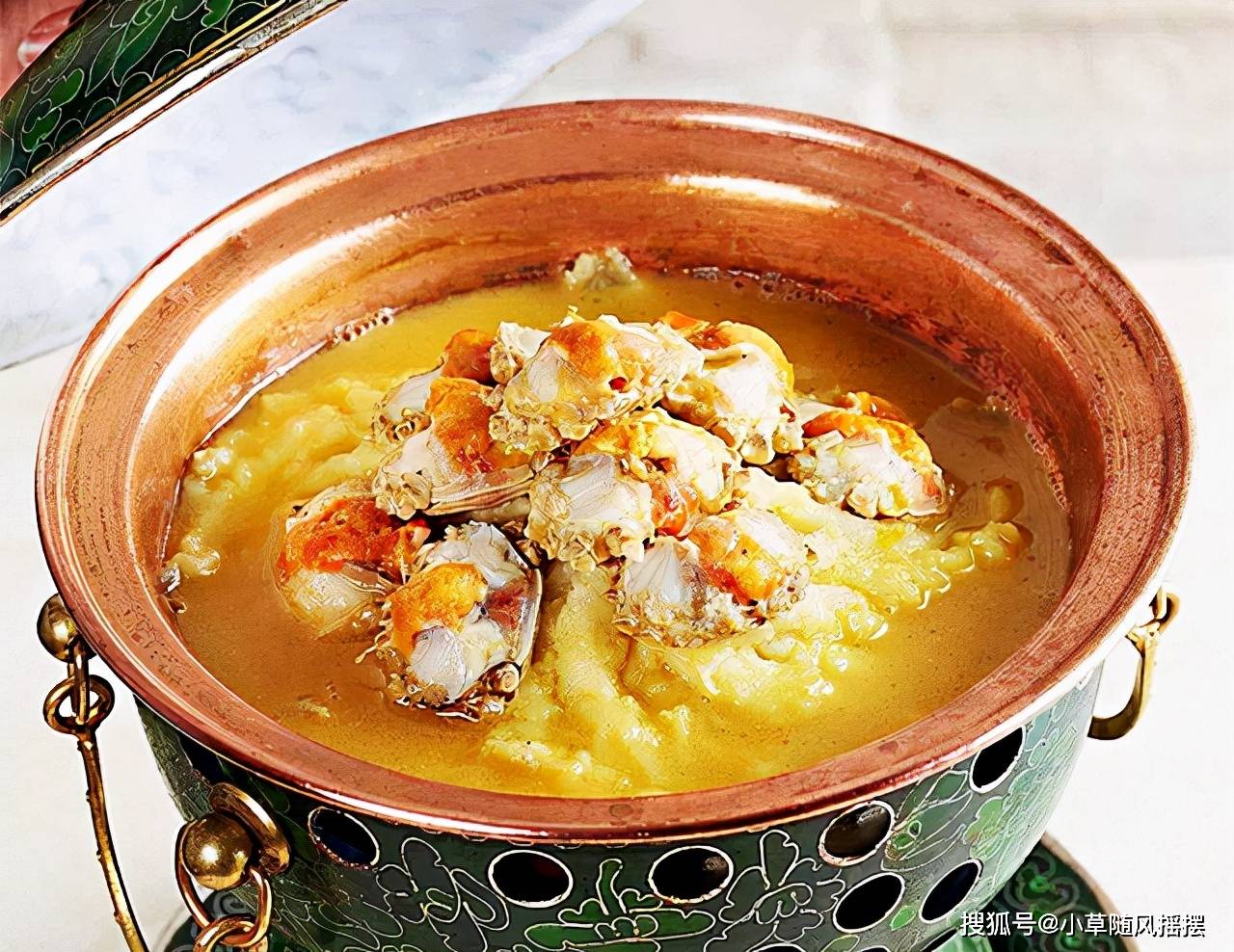 七:银鱼紫蟹火锅银鱼紫蟹火锅是天津的一道传统名菜,是用银鱼和紫蟹先