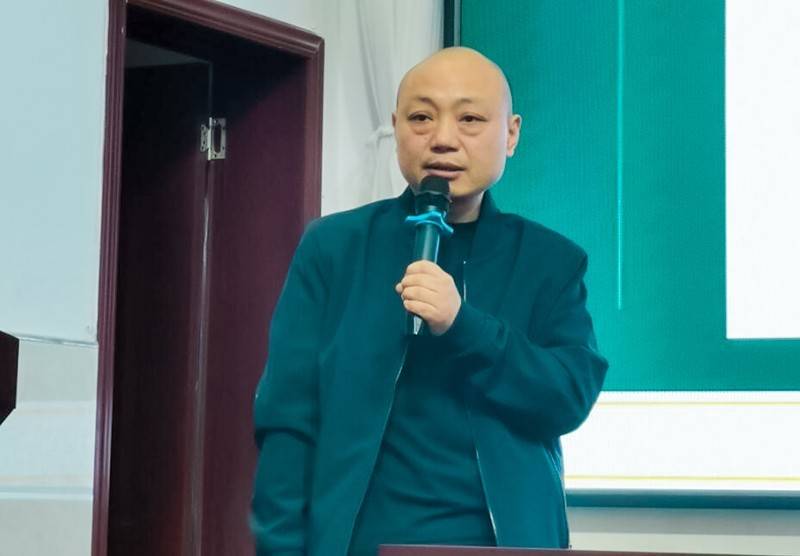 最后,工作室主持人,李渡中学副校长任仔东作了《2022年高考政治复习