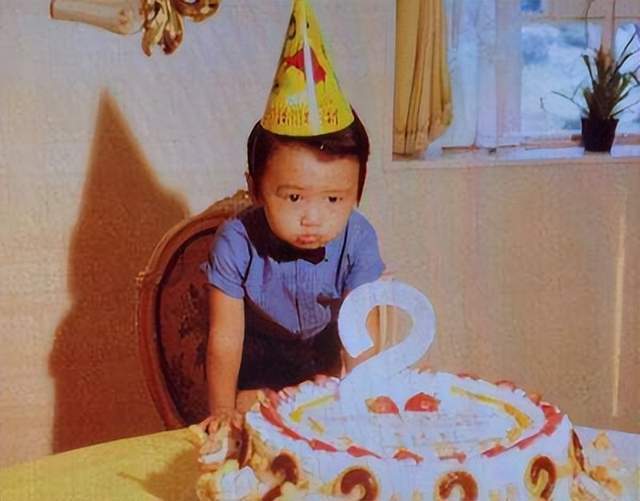 原创张柏芝与三胎儿子游泳小儿子头发浓密与谢霆锋小时候一模一样