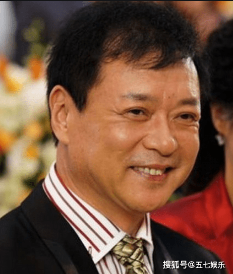 原创64岁迟志强直播卖酒称下单就唱铁窗泪曾因流氓罪被判四年