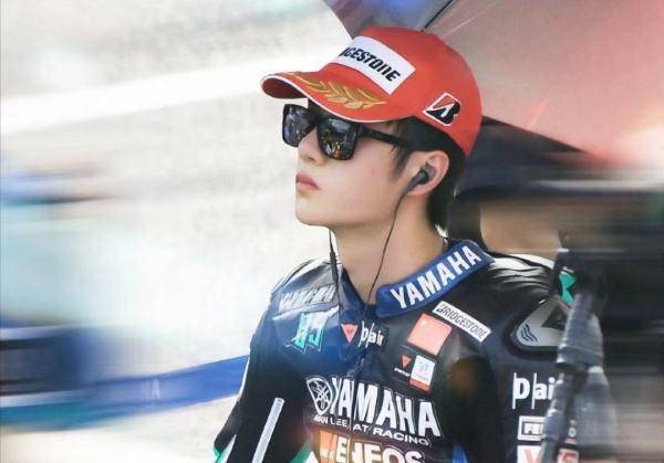 王一博摘下头盔的那一刻帅爆了,但是他的素颜,这还是他吗?