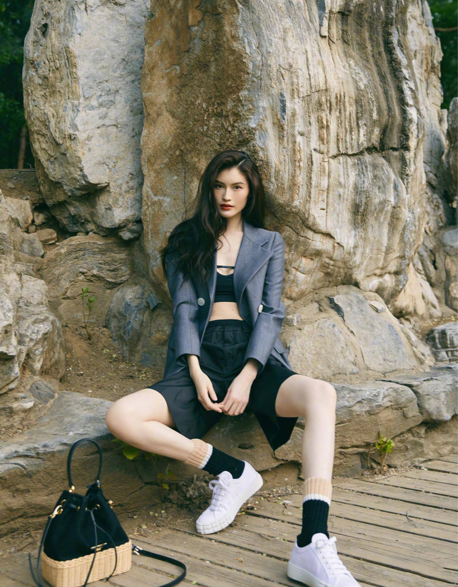 原创超模何穗晒近照蚂蚁腰筷子腿太抢眼不愧是8年的维密天使