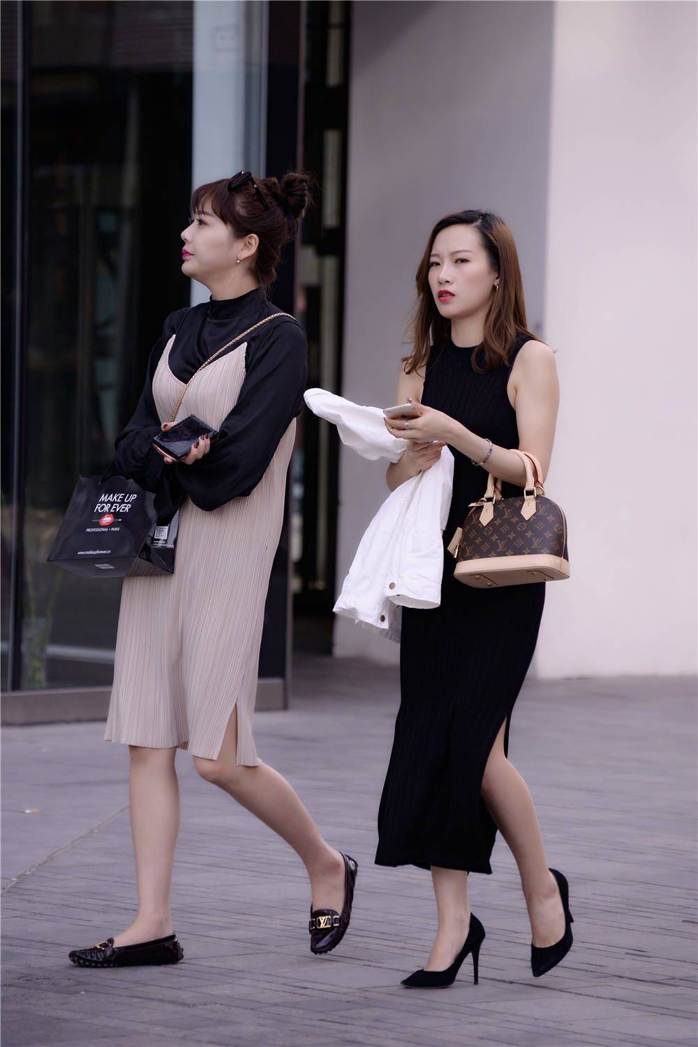 约上姐妹去逛街你会选择平底鞋还是搭配高跟鞋呢