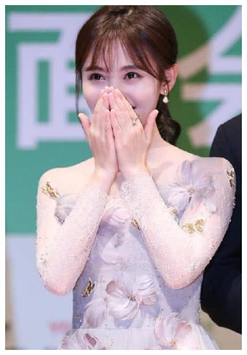 鞠婧祎亮相活动,一身印花裙穿出满屏少女感,捂嘴微笑显害羞_穿着_的