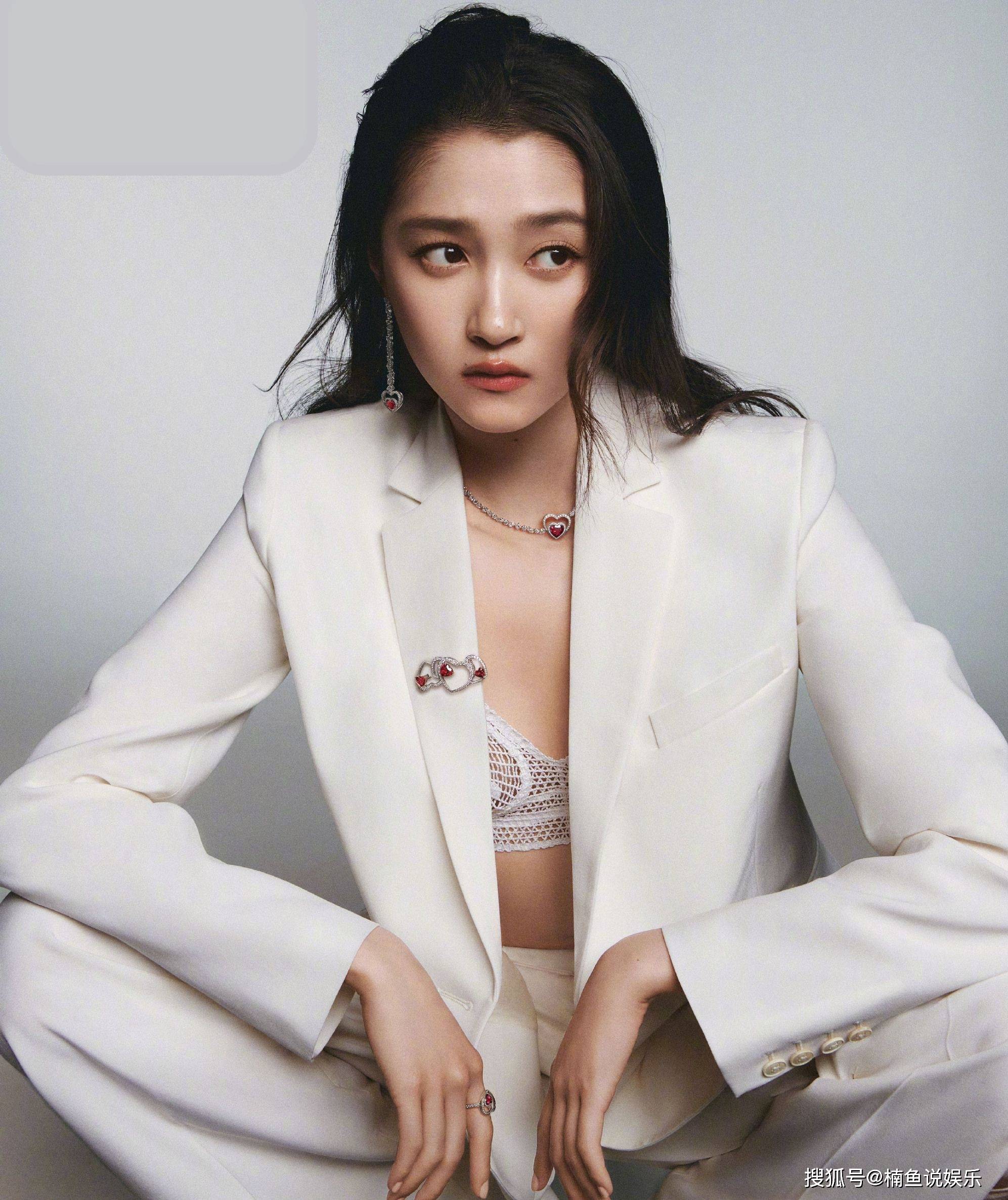 原创关晓彤身材好辣穿深v西装变身御姐新剧二十不惑2迎来杀青