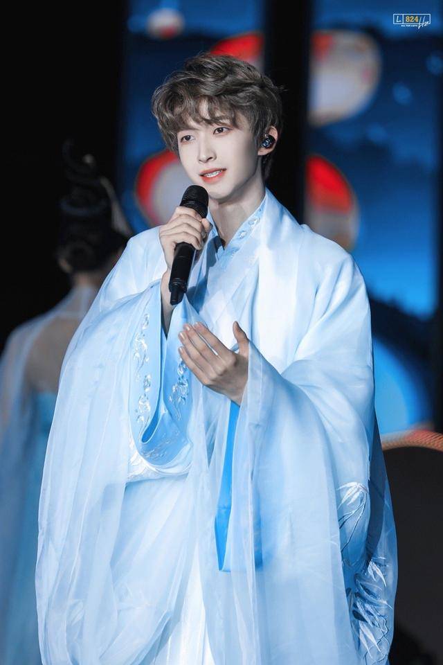 刘宇不愧是"国风美少年",身穿汉服帅气又潇洒,笑起来好治愈啊_颜色_穿