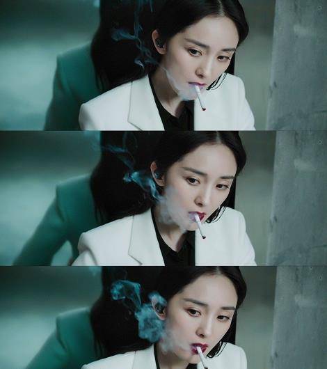 杨幂新作造型曝光首次饰演反派角色的她穿白西装叼烟模样女王气质十足