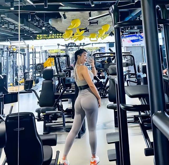 nba美女主播28岁生日晒照,健身房秀身材,堪称"中国版卡戴珊"_张曼源