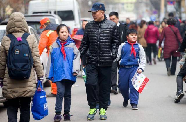 原創爸爸穿工服接女兒放學怕給孩子丟臉不敢上前女兒的反應太暖了