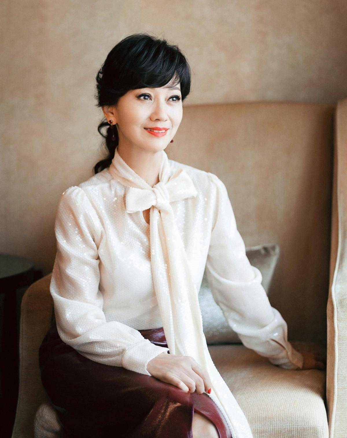 原创67看了赵雅芝的穿搭才明白60岁女人穿花花绿绿不土气还挺时髦