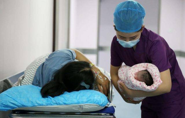 原创宝宝出生后嬉皮笑脸的医生见状反手就是一巴掌宝妈不怒反笑