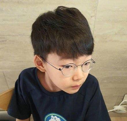 韩国卷发小孩表情包图片