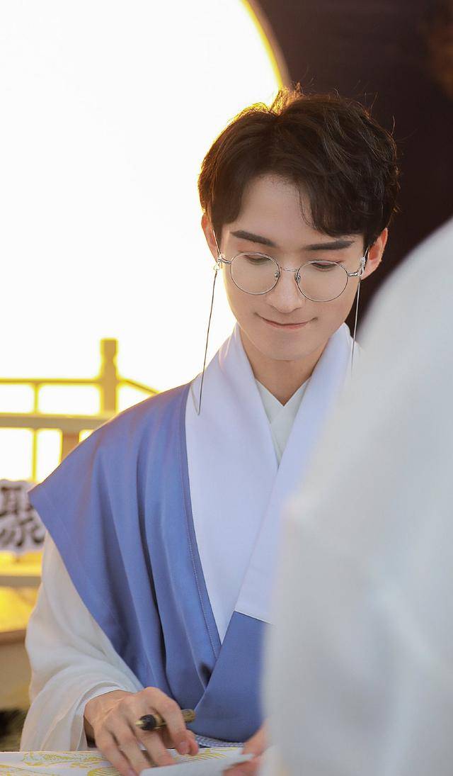 穿汉服还能穿出"老干部"气息?