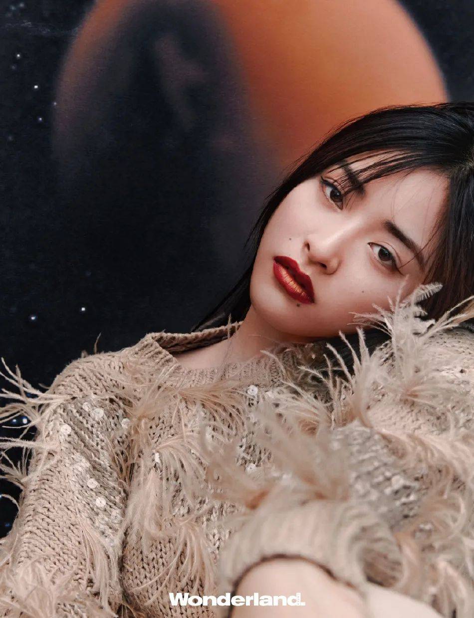 原创沈月写真浓妆艳抹大秀白皙香肩肤白貌美太性感撩人