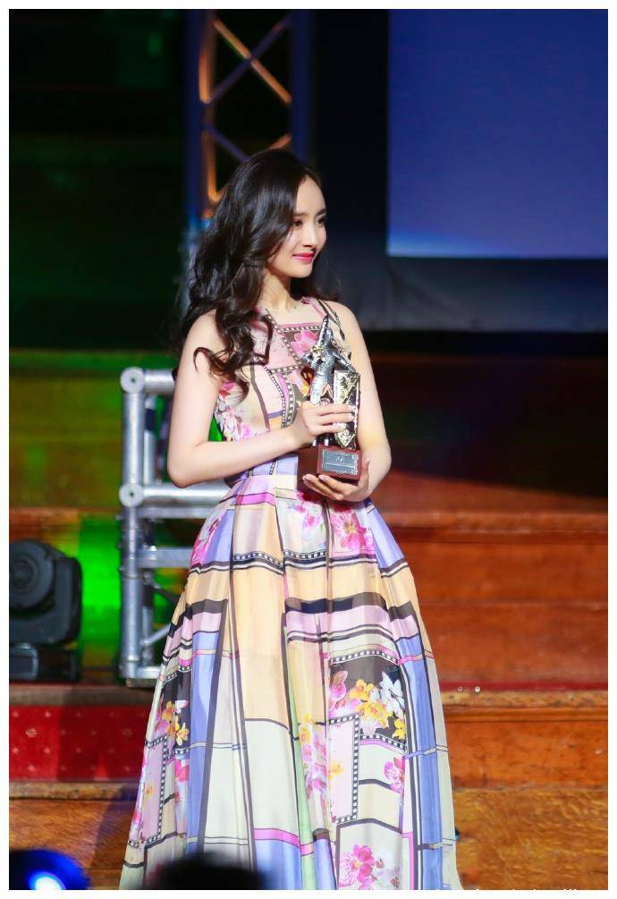 原创杨幂秒变大头娃娃真人造型性感优雅气质范造型三者最佳