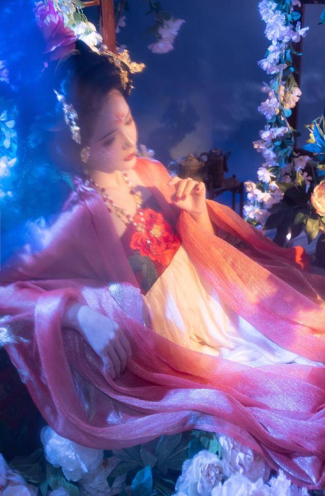 就单材料也是十分难找,其中最具有代表性的"白面黑眉"以及"桃花妆"