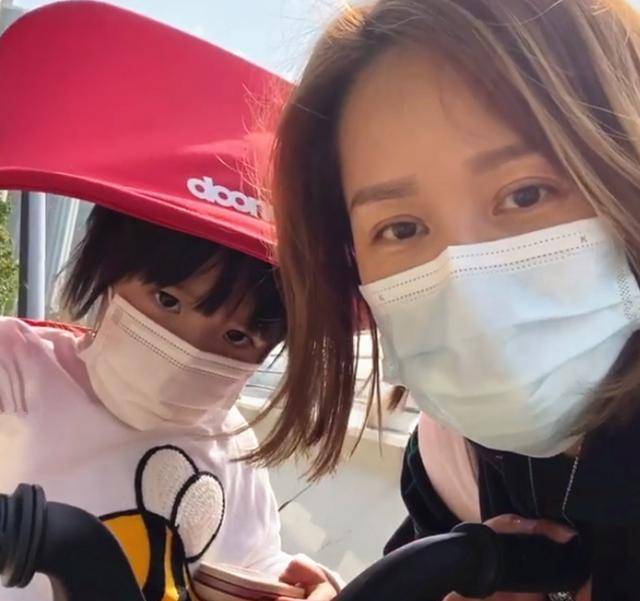 原创43岁邝文珣近照与三胎女儿合影似少女曾先后与3位tvb小生相恋