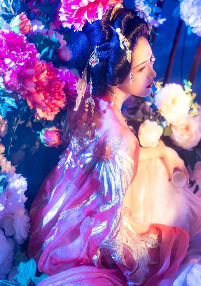 原创本以为明制汉服够美了直到看见贵妃风才知道何为雍容华贵