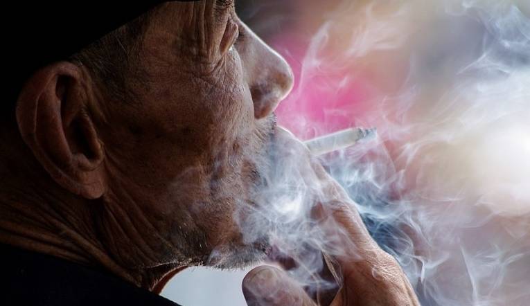 他的老父亲一袋接一袋地抽着闷烟,向一个个前来要账的亲临好友承诺一