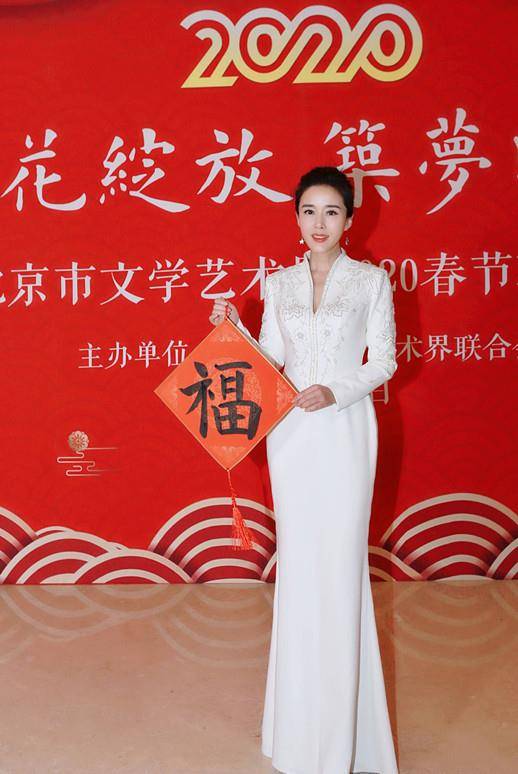 原创41岁颜丹晨真时尚穿深v礼服亮相凹凸感十足这身材美得不敢看