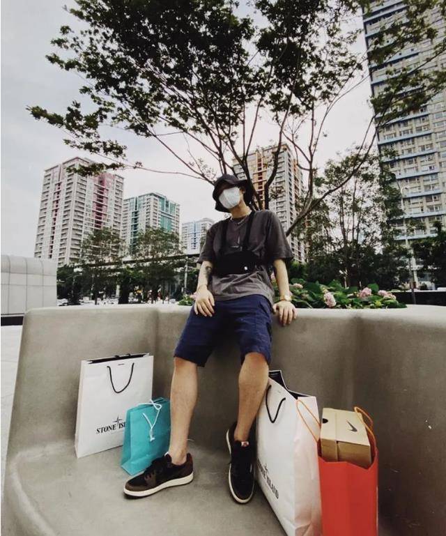 pgone晒近照,女友视角加女性购物袋,疑似依旧与李小璐