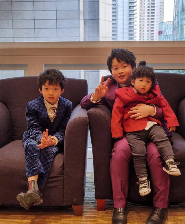 原创邹市明儿子近照轩轩乃父之风皓皓头身比似雷佳音老三最好笑