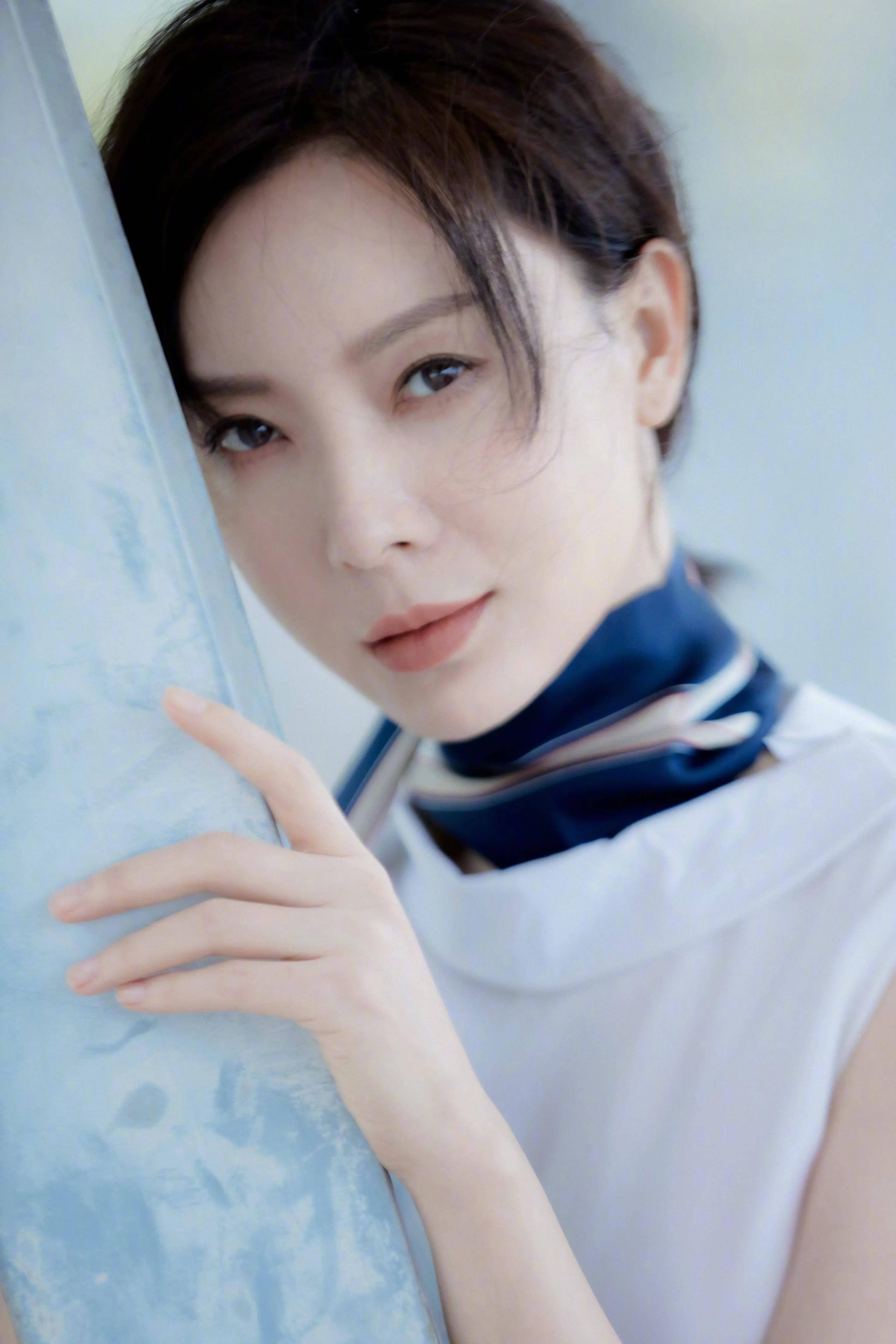 演员陈数在钢琴键上找来一个老公继子就是我的孩子