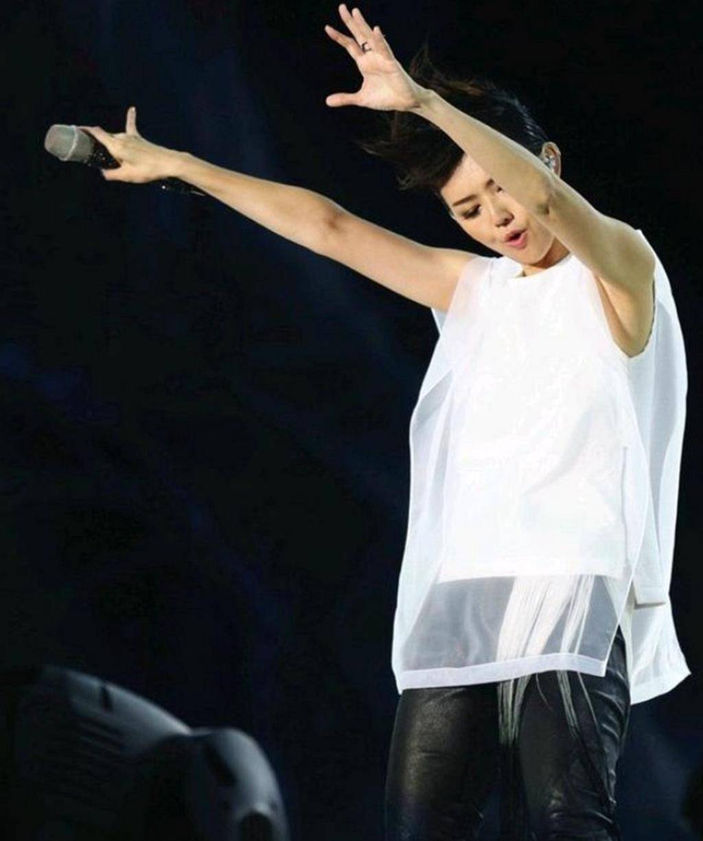 原创42岁孙燕姿厉害了白色无袖t恤搭配黑色皮裤还是依然那么美