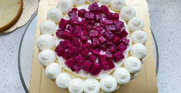 草莓蛋糕怎么做?_奶油_芒果_火龙果