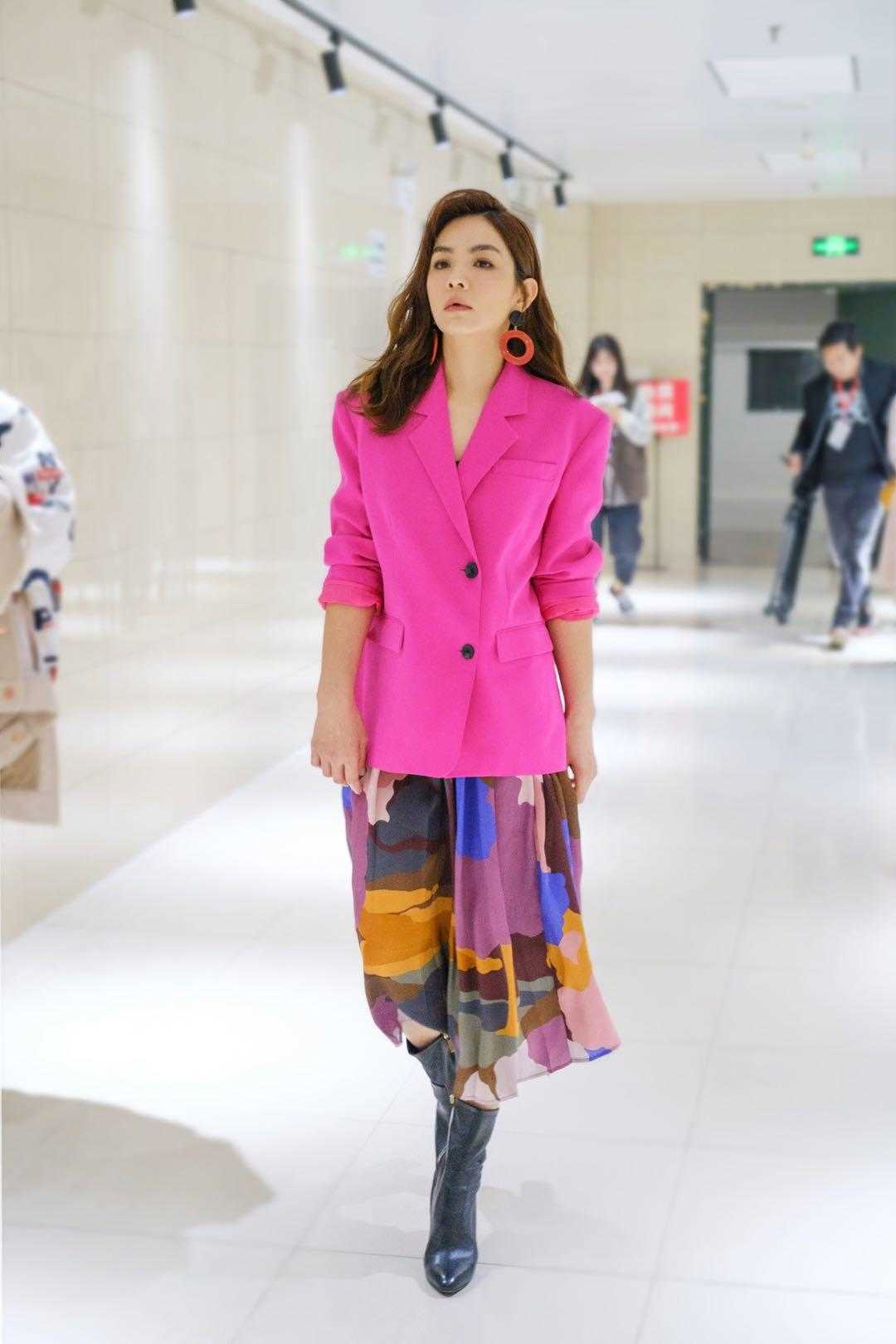 原创ella陈嘉桦也是时髦精穿玫红色西装配拼色半身裙高级洋气