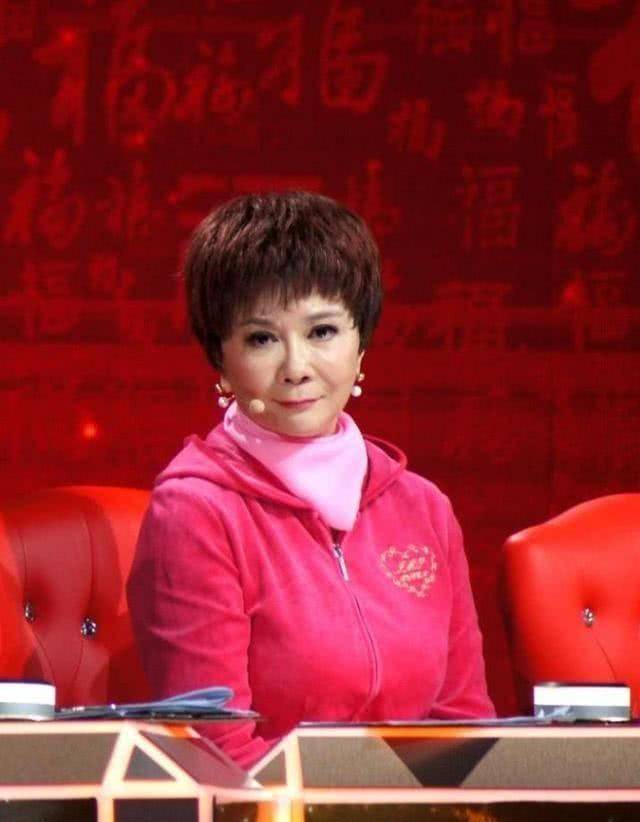 59岁蔡明穿运动装气色好,说话中气十足,精神奕奕_马大姐_红色_外套