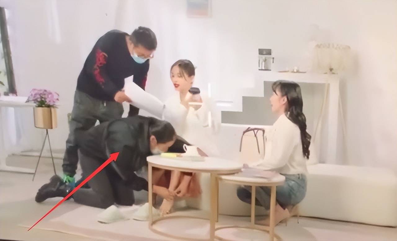 助理手接漱口水跪地伺候穿鞋为难打工人明星哪来的优越感