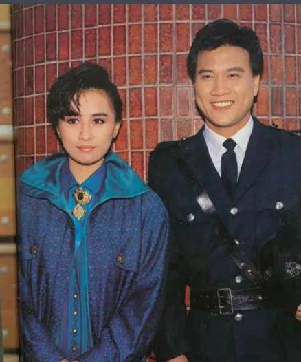 戏骨万梓良,对前妻恬妞没有亏欠,娶小17岁娇妻宠成宝_邓萃雯_香港