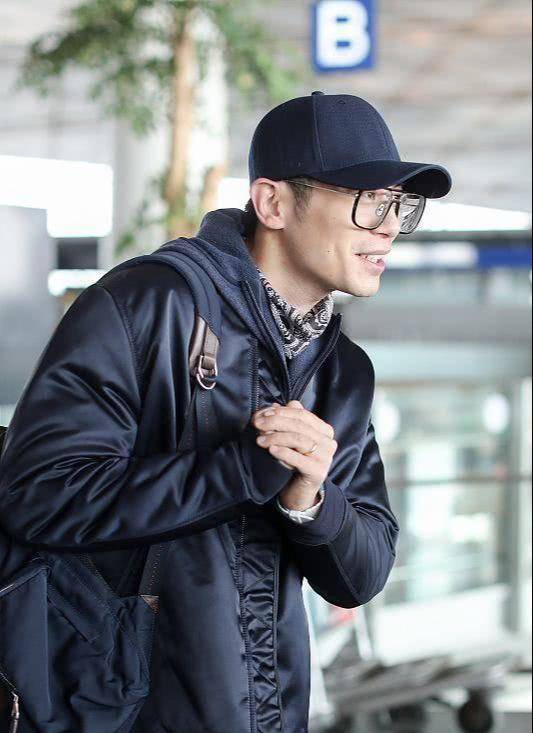 原创35岁也能当潮男学朱亚文穿派克服新潮搭配展现型男魅力